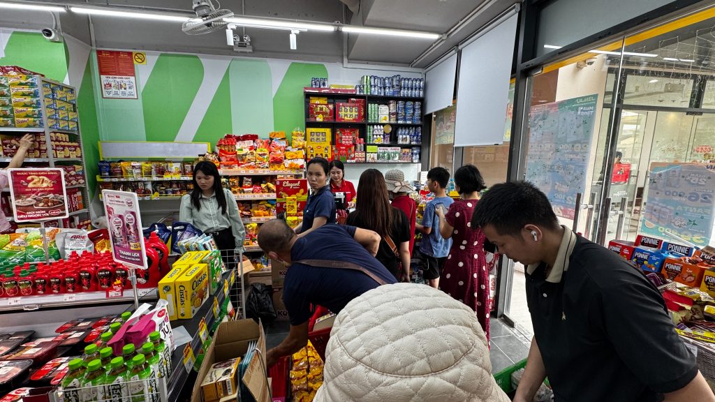 ben-trong-can-shop-dang-cho-winmart-thue